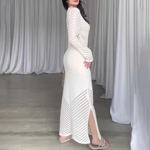Vue latérale d'une élégante robe longue en maille blanche ajourée à manches longues.