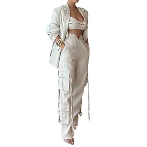 Élégant ensemble d'été beige trois pièces avec blazer, top au crochet et pantalon cargo