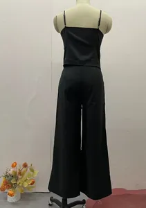 Rückansicht eines schwarzen Sets aus Camisole-Top und Weitschaftshose auf einer Puppe.