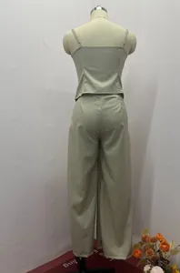 Detaillierte Rückansicht eines lindgrünen Camisole-Tops und einer weiten Hose für Damen