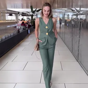 Elegante set gilet senza maniche verde oliva e pantaloni slim fit per donna alla moda