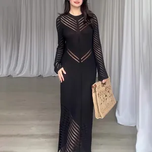 Robe longue élégante en maille noire à manches longues avec détails ajourés en chevron.