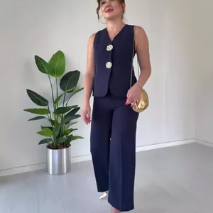 Vista dettagliata di un completo gilet senza maniche blu navy e pantaloni a gamba larga