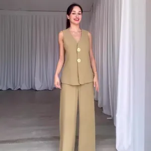 Elegante completo coordinato gilet senza maniche e pantaloni a gamba larga color cuoio