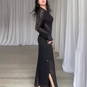 Élégante robe longue moulante en tricot noir avec motifs ajourés et fente latérale