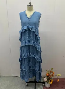 Abito lungo in denim senza maniche con scollo a V, balze a strati e bordi sfilacciati