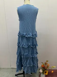 Vista posteriore di un abito lungo in denim senza maniche a balze azzurro
