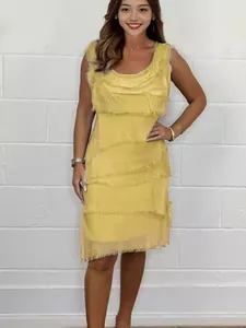Elegante abito estivo giallo con frange e taglio a trapezio senza maniche donna