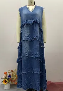 Abito lungo in denim a balze bohémien con scollo a V e dettagli di volant sfilacciati