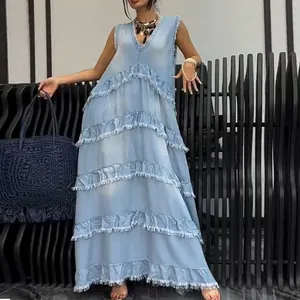 Abito lungo in denim azzurro senza maniche con scollo a V e volant a bordo vivo
