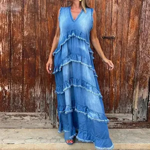 Vista dettagliata dei bordi sfrangiati su questo maxi abito in denim boho con scollo a V