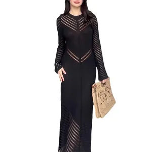 Robe longue élégante en tricot noir à manches longues avec de jolis motifs ajourés