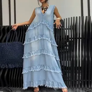 Abito lungo in denim senza maniche azzurro con scollo a V e dettagli sfrangiati a più livelli