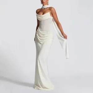 Elegantes bodenlanges weißes Maxikleid mit einzigartigem Schal-Detail am Halsbereich