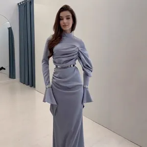 Elegante abito lungo da sera grigio a pieghe con maniche a campana e cintura metallica.