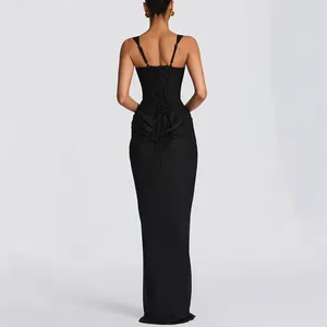 Elegantes schwarzes Maxikleid mit einem raffinierten rückenfreien Schnürkorsett-Design