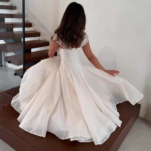 Elegante achterkant van een witte Franse lange jurk met wespentaille en een wijde rok