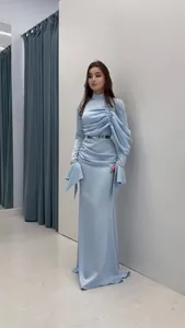 Elegante abito da sera azzurro con design plissettato asimmetrico e polsini di cristallo