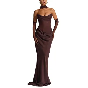 Elegantes braunes plissiertes trägerloses Maxikleid mit Handschuhen und Halsband für Abende