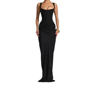 Elegantes schwarzes ärmelloses figurbetontes langes Kleid mit Korsetttaille und Falten