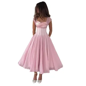 Elegante Franse roze mouwloze maxi-jurk met vierkante hals en een wijd uitlopende rok