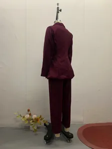 Rückansicht eines burgunderroten, schmal geschnittenen Blazer- und Hosensets an einer Puppe