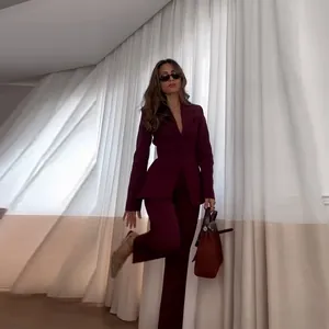 Elegantes burgunderfarbenes, schmal geschnittenes Set aus Blazer mit V-Ausschnitt und Hose