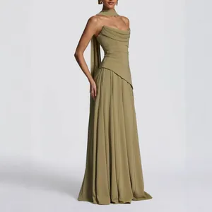 Elegante vestido largo palabra de honor verde oliva con pañuelo y falda plisada
