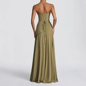 Vista trasera del vestido palabra de honor de dos piezas verde oliva con corsé y falda larga.