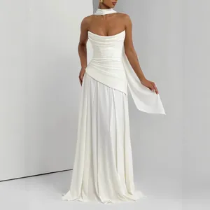 Vestido largo blanco palabra de honor con corpiño drapeado y detalle de cinta al cuello