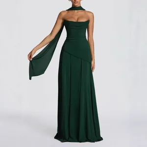 Elegante vestido de noche palabra de honor verde oscuro con detalle de cinta al cuello