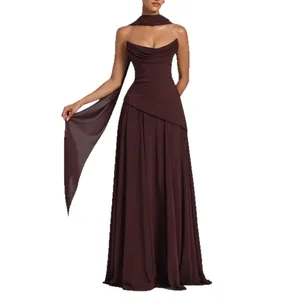 Elegante conjunto de vestido de noche palabra de honor marrón con bufanda a juego