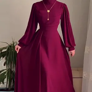Elegantes weinrotes Langarmkleid mit Stehkragen und taillierter, faltenreicher Silhouette