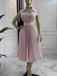 Elegante abito smanicato a righe rosa e bianche con gonna a pieghe e cintura in vita