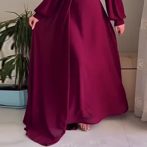 Detailaufnahme eines tiefroten langärmeligen Maxikleides mit elegantem Faltenwurf und Stoff