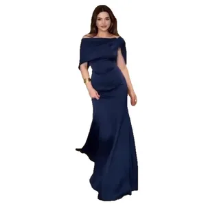 Elegante vestido de noche azul marino ajustado con hombros descubiertos y capas para mujer