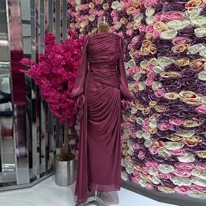 Elegante magenta avondjurk met lange mouwen, verfijnde plooien en een slanke, modieuze pasvorm.