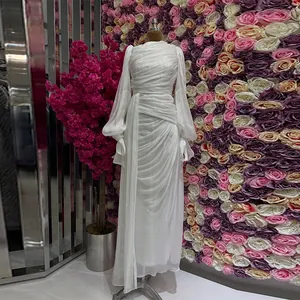 Elegante witte geplooide maxi-jurk met lantaarnmouwen en gedrapeerde details op mannequin
