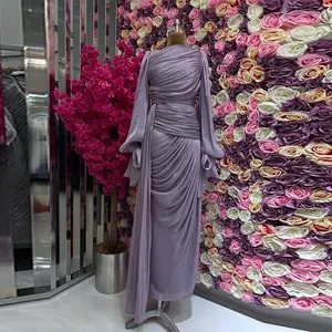 Elegante lavendelkleurige geplooide avondjurk met lange mouwen en glinsterende stof.