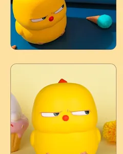Vue détaillée d'un jouet squishy poussin jaune avec une drôle d'expression de côté