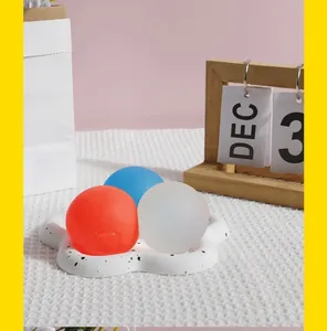 Balles anti-stress colorées de type maltose disposées sur un plateau décoratif