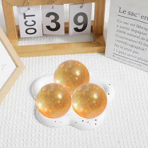 Vue détaillée de balles anti-stress dorées à paillettes sur un socle en forme d'étoile