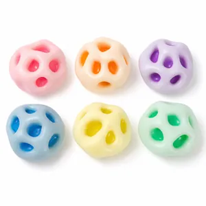 Six balles anti-stress colorées faites à la main avec un design creux sur fond blanc.