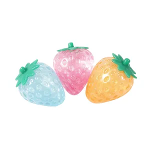 Set mit drei farbenfrohen, durchscheinenden Aurora-Glitzer-Erdbeere-Quetschspielzeugen