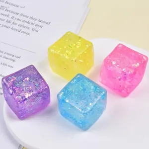 Vue détaillée de cubes squishy maltose pailletés pour un soulagement efficace du stress