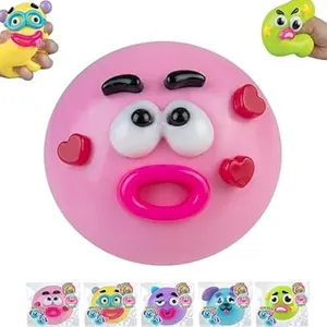 Vue détaillée de la balle squishy rose dog face swap avec diverses expressions mignonnes