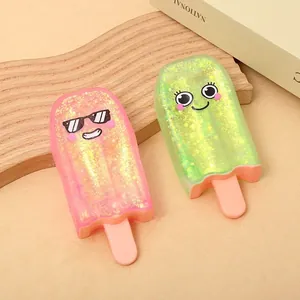 Detailaufnahme von Eis am Stiel-Quetschspielzeug mit Glitzer und süßen Gesichtern.