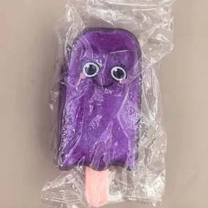 Detailansicht eines lila Glitzereis-Squishy-Spielzeugs mit süßem Gesicht in Verpackung