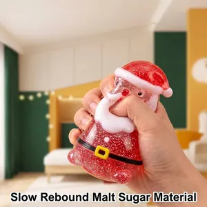 Détail montrant la texture douce et l'effet de rebond lent du jouet squishy Père Noël.