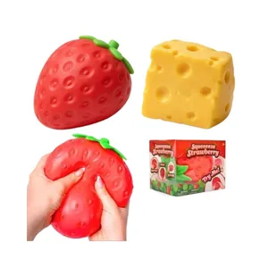 Vue détaillée des jouets spongieux fraise et fromage avec leur boîte d'emballage colorée